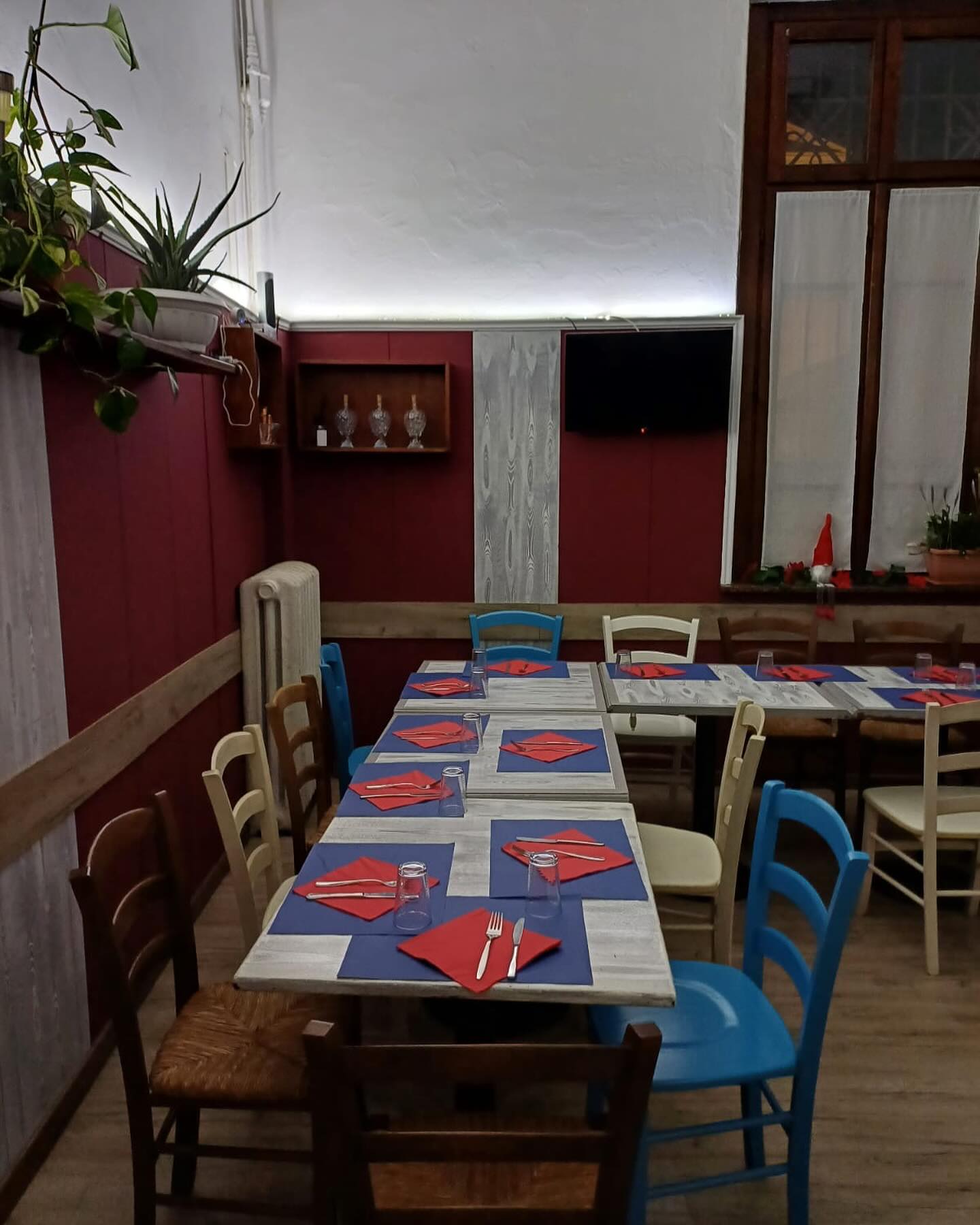 La sala del Circolo 99 apparecchiata